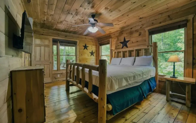 Cabin in Nature w/ Hot Tub & Games!