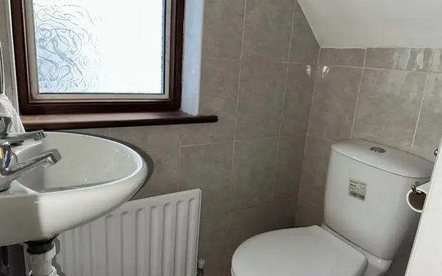 Colindale/sleeps7/privategarden/3br/freeparking/