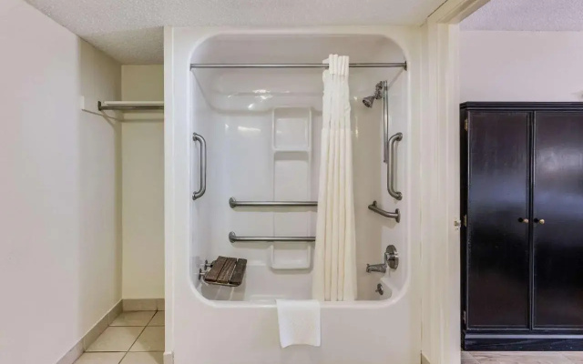 Econo Lodge Inn & Suites