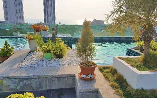 Fantastic Roof top Pool!