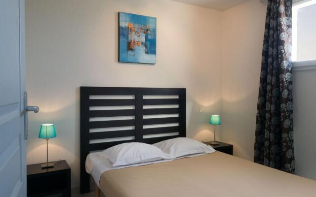 Semi-detached Home in Mediterranean Style, With Nice AC