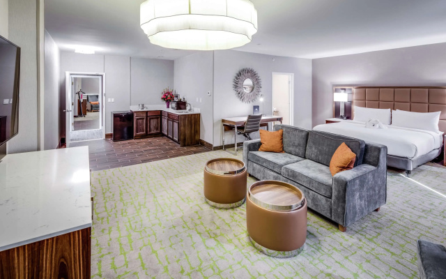 DoubleTree by Hilton Huntington
