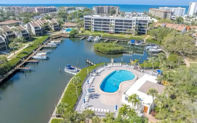 Charming 2BR Lagoon-view Steps To Siesta Key Beach