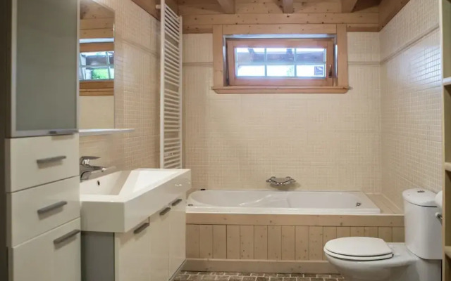 Affluent Chalet in Septon with Whirlpool, Sauna, Hot Tub