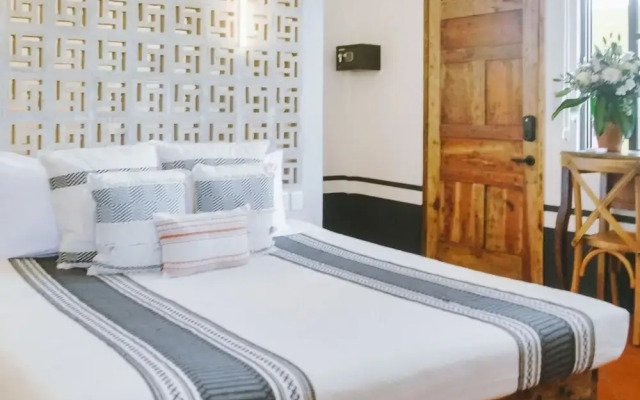 Hiphipstay - The Colonial