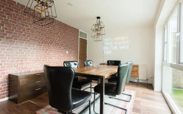 The Century Chalet - Contemporary 2bdr with Parking