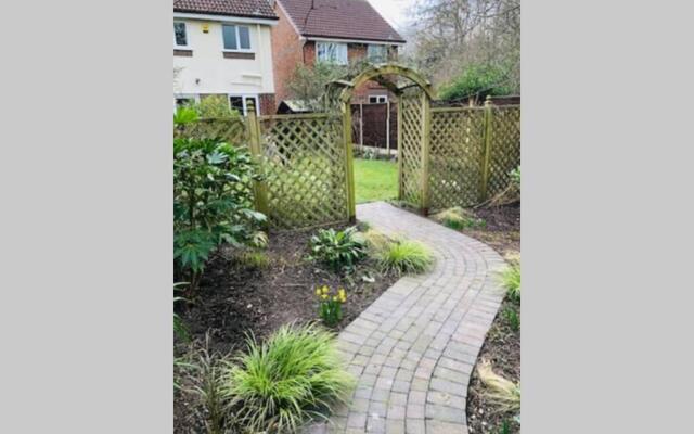 3 Bedroom house-close to Manchester airport-Free parking-private garden