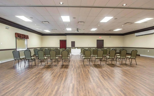 Econo Lodge Inn & Suites