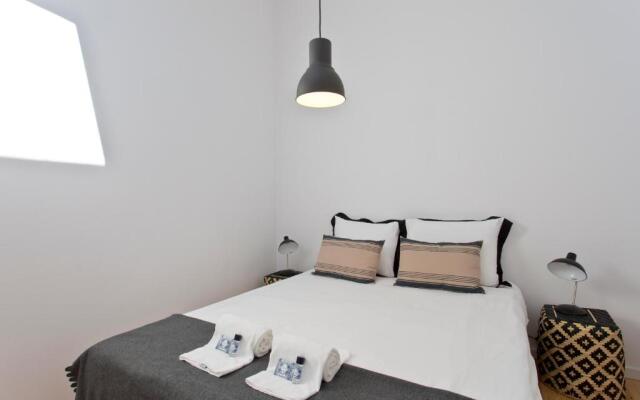 APOSENTUS - The light house at Miragaia