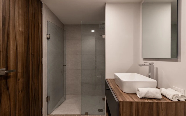 Casai Roma 1 BR Bright Condo