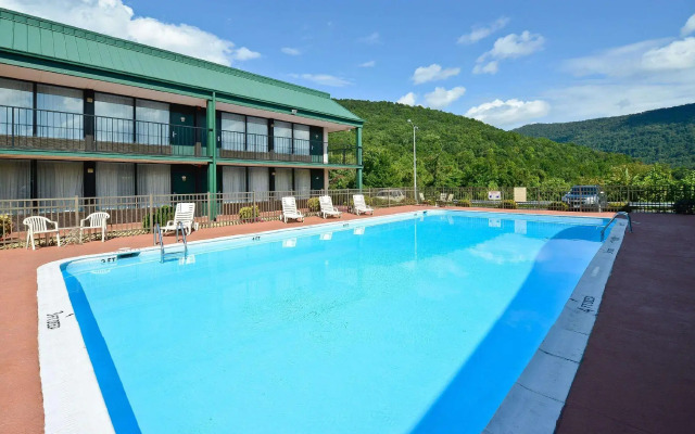 Hotel Red Rose by Townhouse Covington I-64