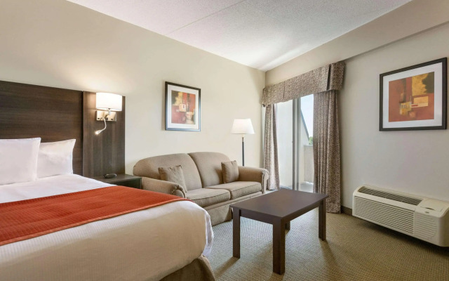 Travelodge by Wyndham Kingston LaSalle Hotel