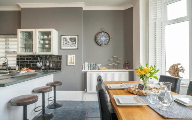 Stunning sea views Ventnor Apartment