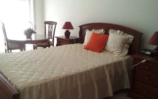 Lovely 4-bed Apartment in Estombar