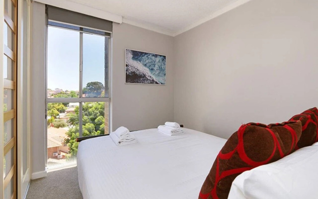Sophisticated 2 Bedroom Apartment Close To CBD