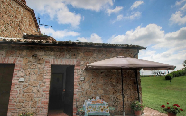 Farmhouse in Proceno With Pool and Hill Views