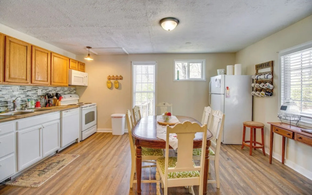 Homey Luray Cabin w/ Fire Pit & Deck!