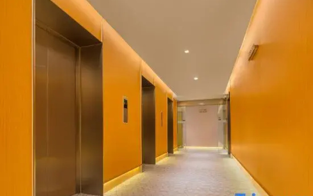 Yijia International Chain Hotel (Wuhan high-speed railway station Happy Valley)