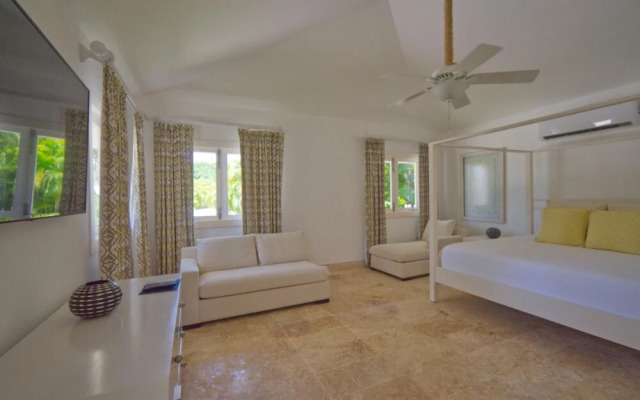 Fantastic 8-bedroom Golf-front Mansion Near the Beach