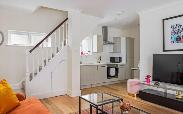 Modern 3-bed 2-bath House in Belgravia