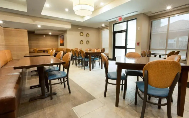 McAllen Plaza Hotel & Suites