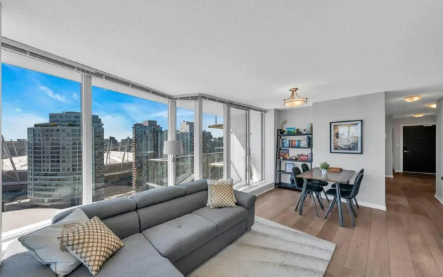 Spacious DT 2-BDR High-rise with view, pool, gym