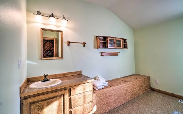 Cabin on Kenai Peninsula: Family & Group Friendly!