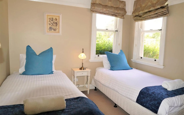 Robin Hill Manor - rambling retreat & tennis court