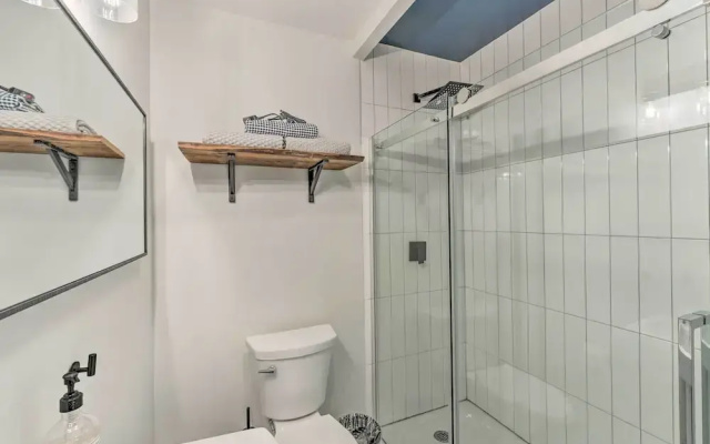 Breezy-chic Apartment - Steps to Geneva Lake!