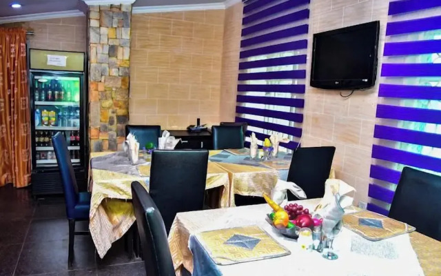 Candow Hotel