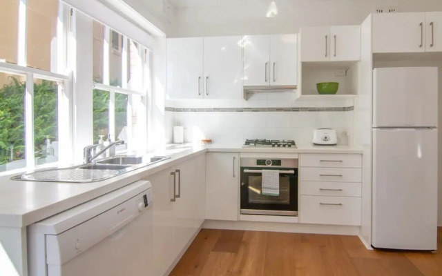 Two Bedroom Apartment in Mosman With Harbour Views