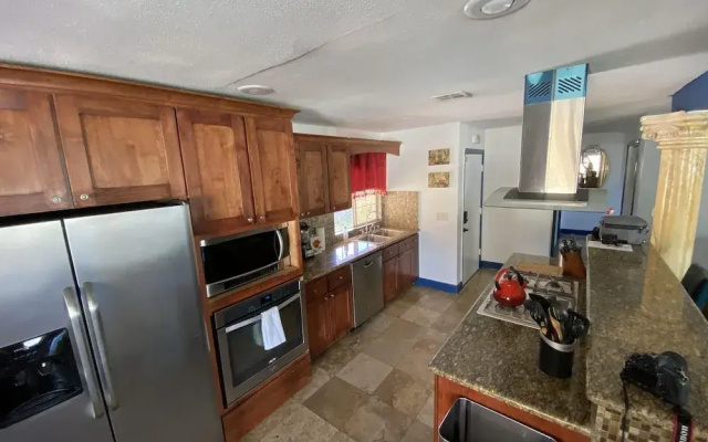 Las Vegas Elegance! Pool Table & Sparkling Pool! 3 Bedroom Home by RedAwning
