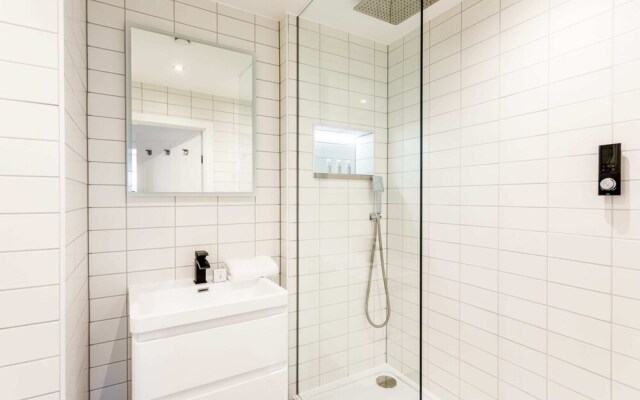 Bright London Bridge Apartment