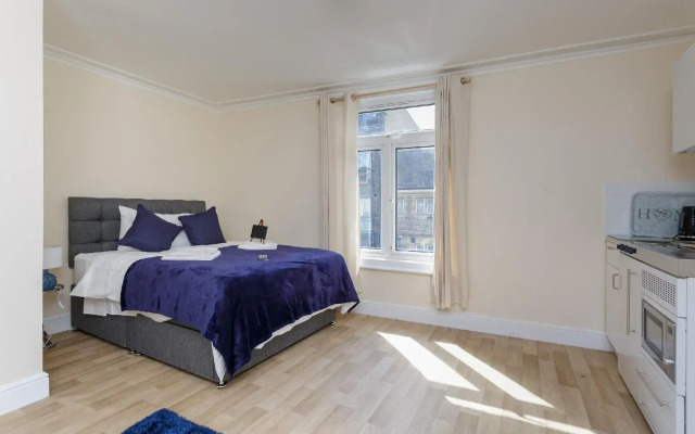 St Mary's Modern Central Huge Studio Apartments