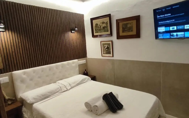 House with 9 private rooms