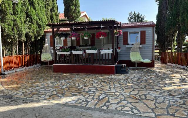 Apartments and bungalows Dalibor
