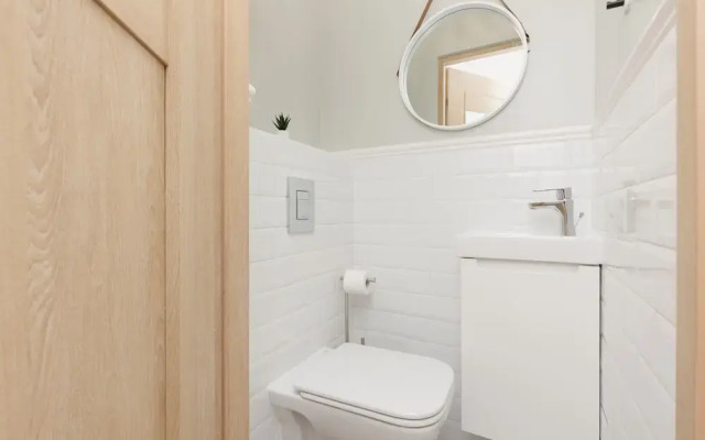 Modern Two-bedroom Warsaw by Renters