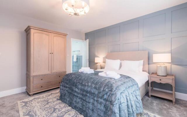 Enfield House - Charming, Modern and Light 4bed