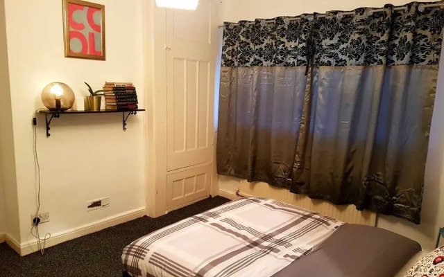 Budget House In Gants Hill