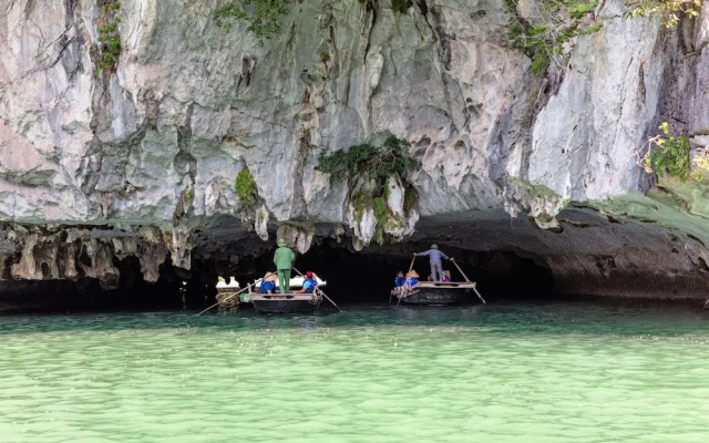Indochine Cruise Lan Ha Bay