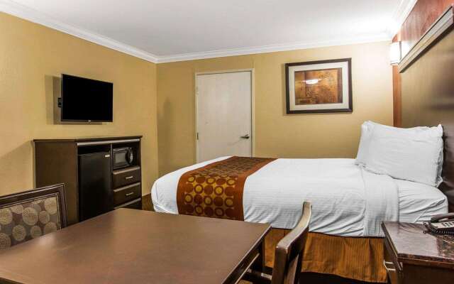 Rodeway Inn & Suites Corona