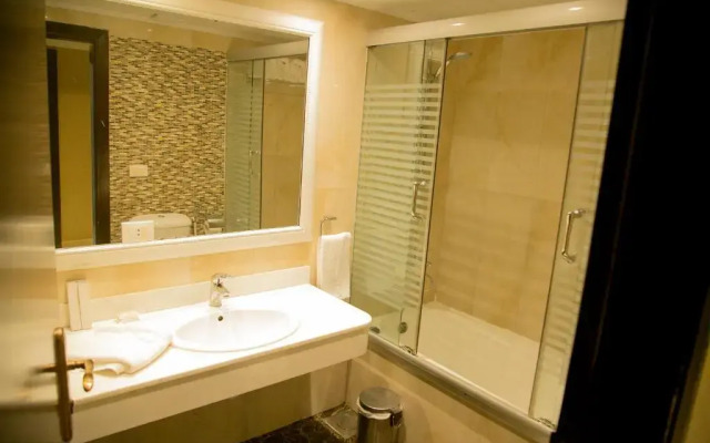 Queen's Suite Hotel
