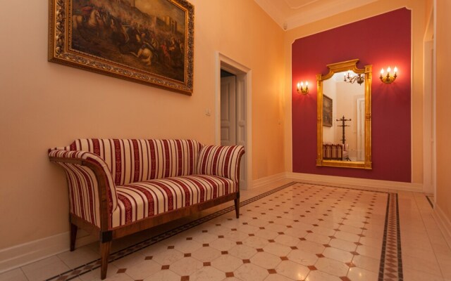 Filip Palace Luxurious Apartment