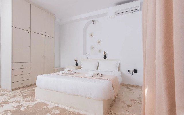 Golden Sunrise Suites - Santorini Pool Bliss Suite