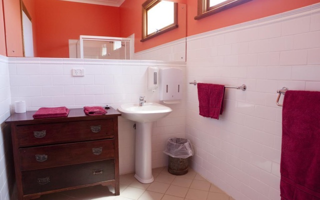 The Fruiterers – Bathroom – Farrell Flat