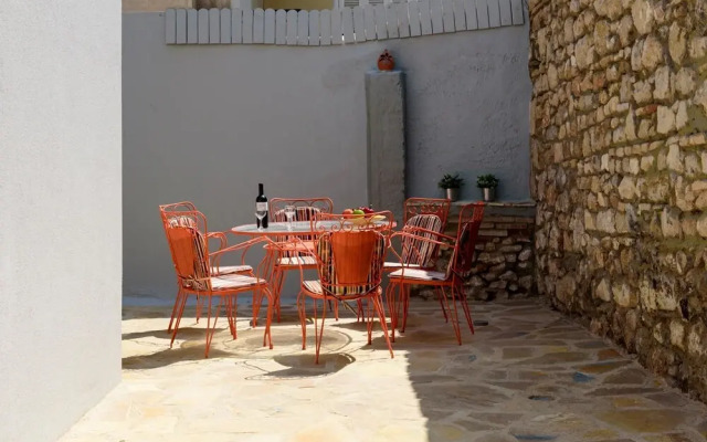 Renovated one bedroom flat in Kerameikos with courtyard by bnbPLUS