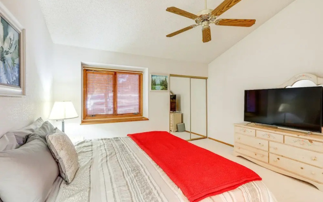Cozy Flagstaff Retreat w/ Balcony & Mtn View!