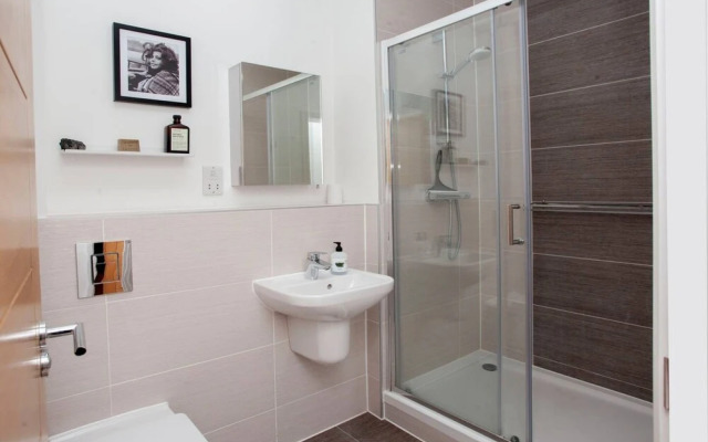 Central Designer 2 Bedroom Apartment in Portland Square