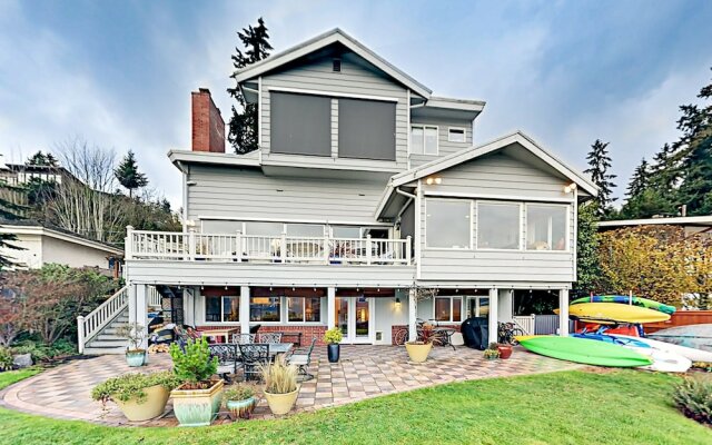 Beautiful 2BR Seattle Lake Apartment by RedAwning