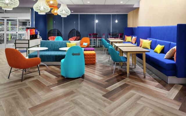 Tru by Hilton Gilbert
